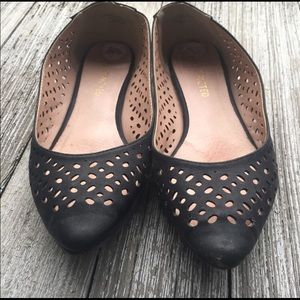 Pointed Toe Black Lacey Flats 8.5